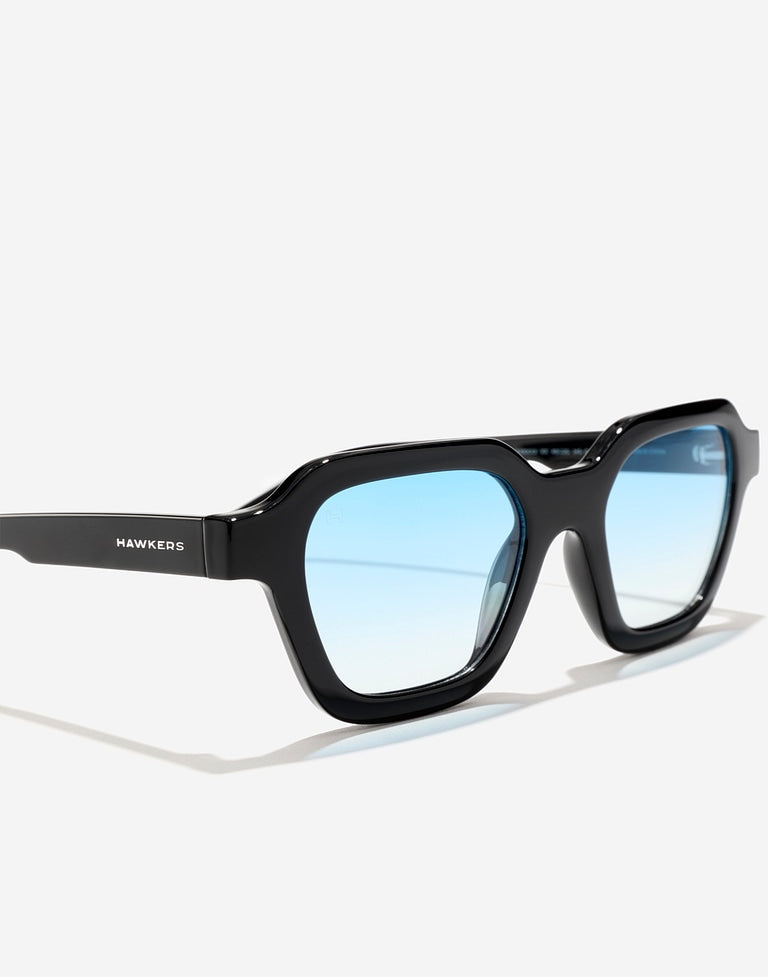 Detalle lateral del armazón negro y lente azul de Hawkers GALE Black Blue ECO